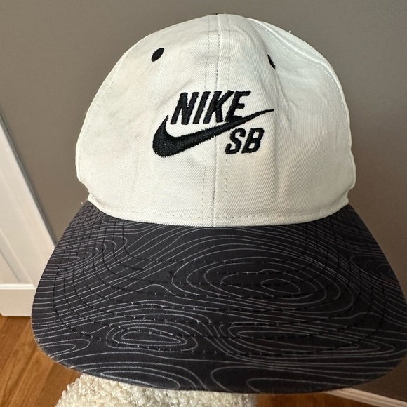 NIKE SB | Youth Logo SnapBack Hat - Picture 2 of 5